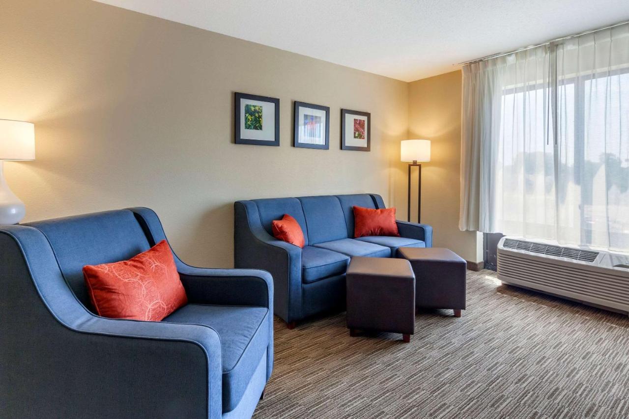 Comfort Suites Oshkosh Esterno foto